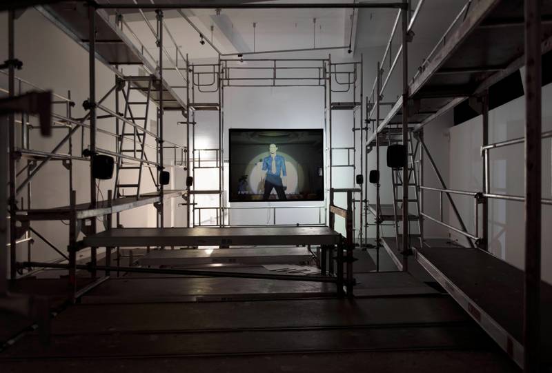 Kunstnernes hus har bygd store installasjoner rundt Lars Laumanns filmer. «Season of Migration to the North» (2015) er hans nyeste film, og den vises i en installasjon der publikum sitter i et stillas. FOTO: KUNSTNERNES HUS