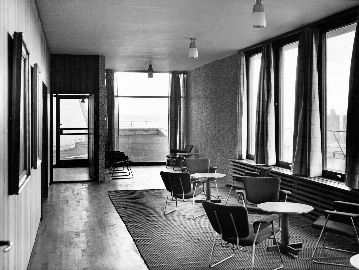 Salongen utenfor forværelset til statsrådsalen i 16. etasje. Gjennom vinduet midt i bildet sees den store terrassen i søndre del av 16. etasje. *** Local Caption *** Viksjø, Erling, arkitekt (1910-1971)
