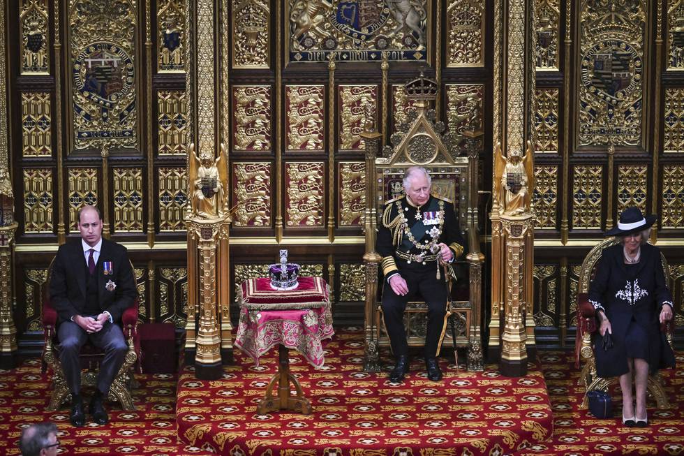 Prins William (t.v.), prins Charles og hertuginne Camilla da Charles for første gang holdt trontalen i Parlamentet i år. Han er først i arverekken etter sin mor, mens prins William er nummer to. Foto: Ben Stansall / AP / NTB