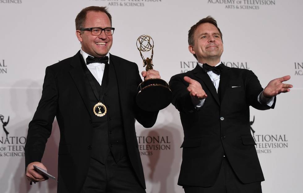 Brødrene Vegard Stenberg Eriksen (produsent, til venstre) og Gjermund Stenberg Eriksen (manusforfatter) vant Emmy-prisen for beste internasjonale dramaserie i New York denne uka.