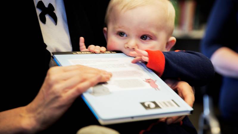 Prosjektet Bokstart vil fange leselysten til barna så tidlig som mulig. Ask (7 måneder) er allerede i gang med å sluke bøker.