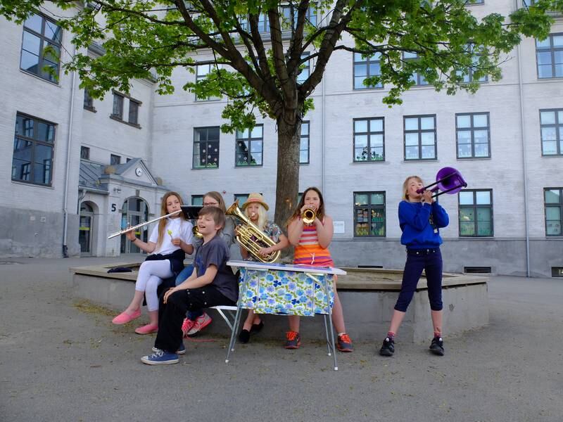 Hedvig, Andrea, Henny, Aurora, Tyra og Isak i Danvik Skolekorps på siste øving før 17.mai-rushet setter inn.