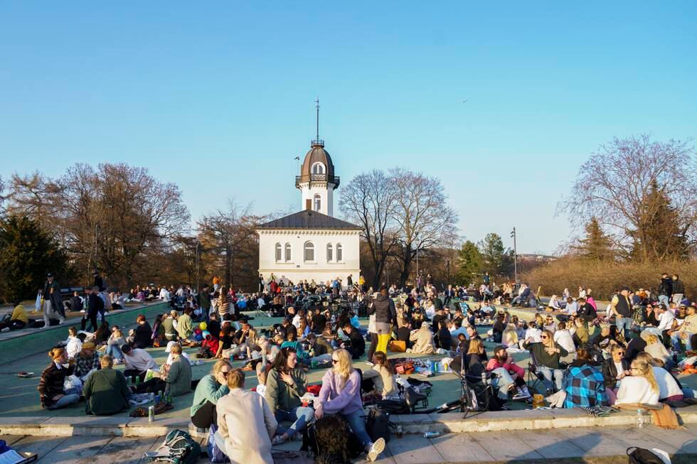 Folk samlet seg blant annet i parken på St. Hanshaugen lørdag kveld. Ikke alle holdt god nok avstand.