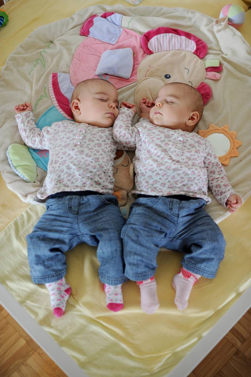 To små tvillingjenter sover på babyteppe. Baby. Søstre. Sovende. 
Twins, girls
Foto: Frank May / NTB scanpix
NB! MODELLKLARERT