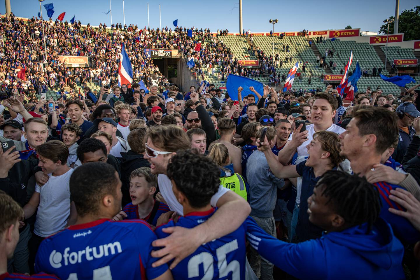 VIF supportere feirer 2-1 seier over Lyn etter cupkampen i fotball NM for menn på Bislett stadion.