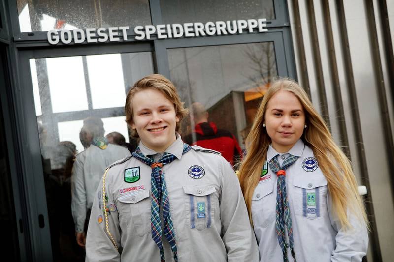 Speiderne Michael Larsen Rønneberg (15) og Sarah Sørbø Pedersen (15) sier det er godt samhold i speideren. Foto: Tone Helene Oskarsen
