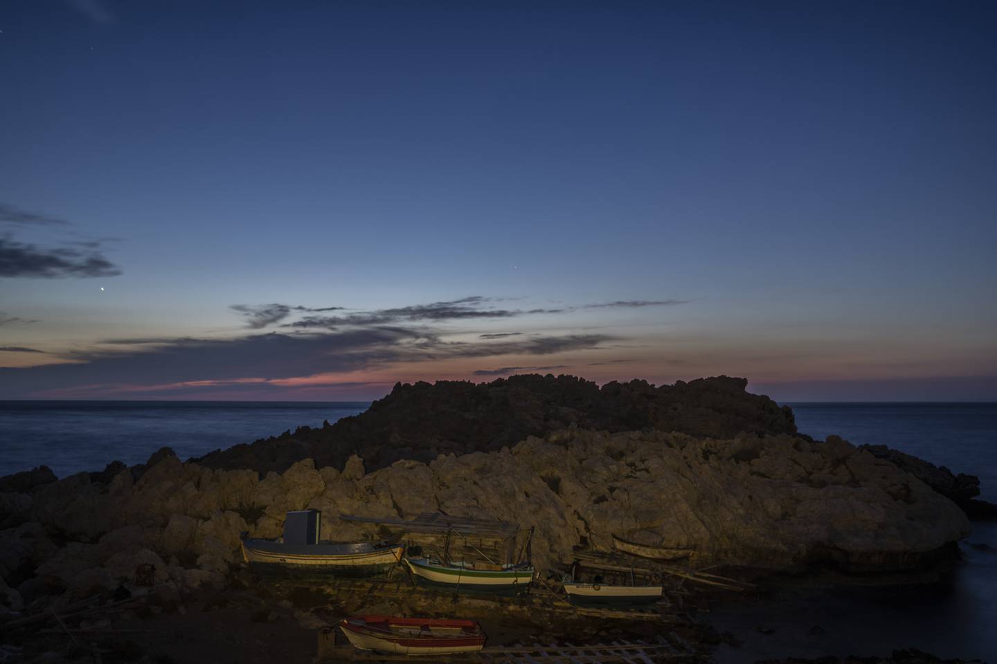 
Trebåter etter solnedgang på Samos. De representerer et gammelt håndverk som er i ferd med å dø ut. 
Foto: Petros Giannakouris, AP/NTB



