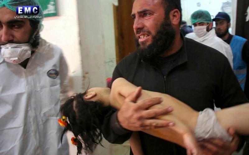 Sårede behandles på et provisorisk sykehus etter det som antas å være et kjemisk angrep i småbyen Khan Sheikhun i Idlib nordvest i Syria. Bildet er levert av den opposisjonelle aktivistgruppa Edlib Media Center og er vurdert av AP som autentisk.