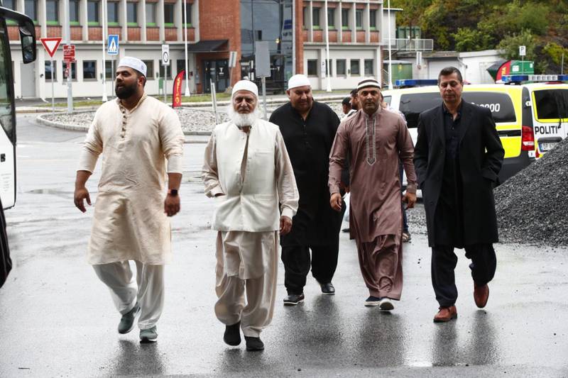 Menigheten i Al-Noor Islamic Centre i Bærum samles til Eid på Thon Hotel i Sandvika. Moskeen ble utsatt for et attentatforsøk lørdag 10. august. Foto: Terje Pedersen / NTB scanpix