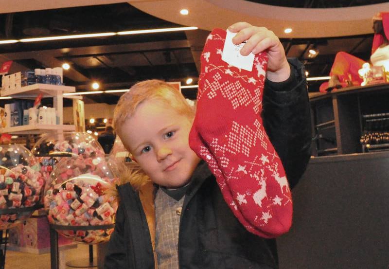 Alexander Vika (3 1/2) slår fast at røde og hvite sokker med reinsdyrmotiv passer til jul.
