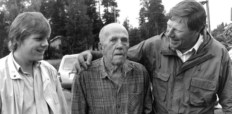 Johan Støa sammen med sønnen Ulf Tov og sønnesønnen Alf Harald i 1985. Bildet er tatt i anledning at Johan hadde vært meldt savnet etter en multetur i drammensmarka. Han kom til rette etter et døgn, og det var en glad familie som kunne møte pappa og bestefar som hadde hatt en strabasiøs natt under åpen himmel.