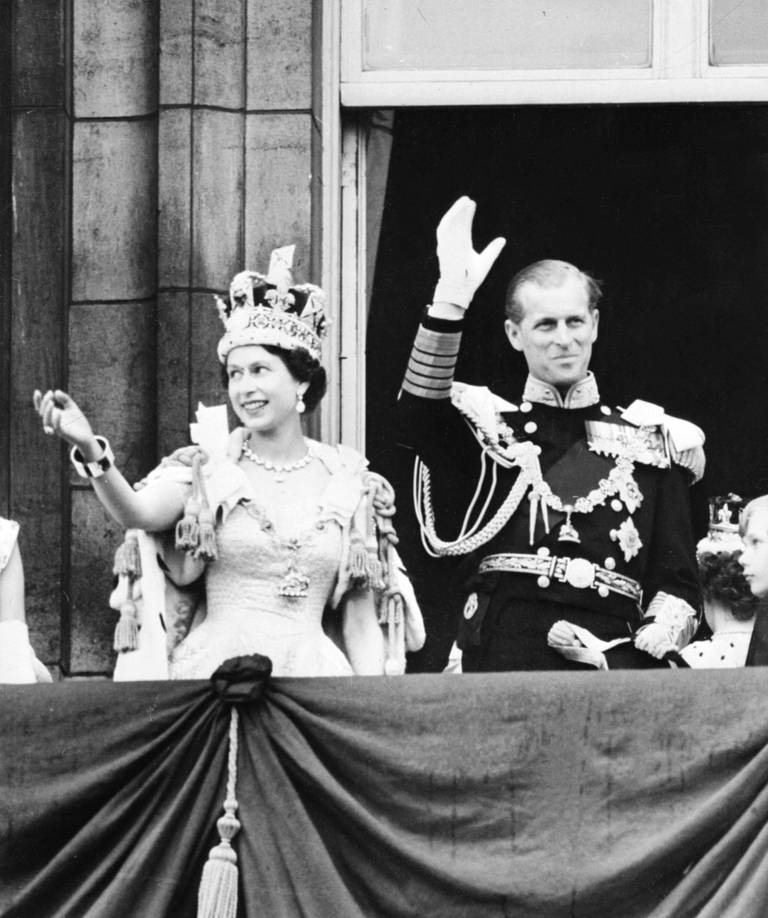 Dronning Elizabeth og ektemannen, prins Philip, vinker til folkemengden etter at hun ble kronet 2. juni 1953.