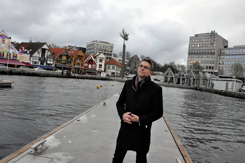 Hugo Kind i beredskapsavdelingen i Stavanger kommune arbeider med tiltak for å møte høyere havnivå og ekstremvær. Dette blir en del av den nye sentrumsplanen.  Klaringen fra normalvannstand til gatenivå i Vågen er 85 centimeter.