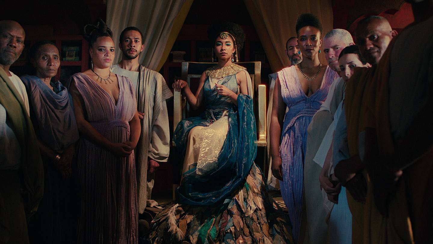 Skuespiller Adele James (i midten) sammen med noen av de andre skuespillerne som deltar i dokumentarserien om Kleopatra.