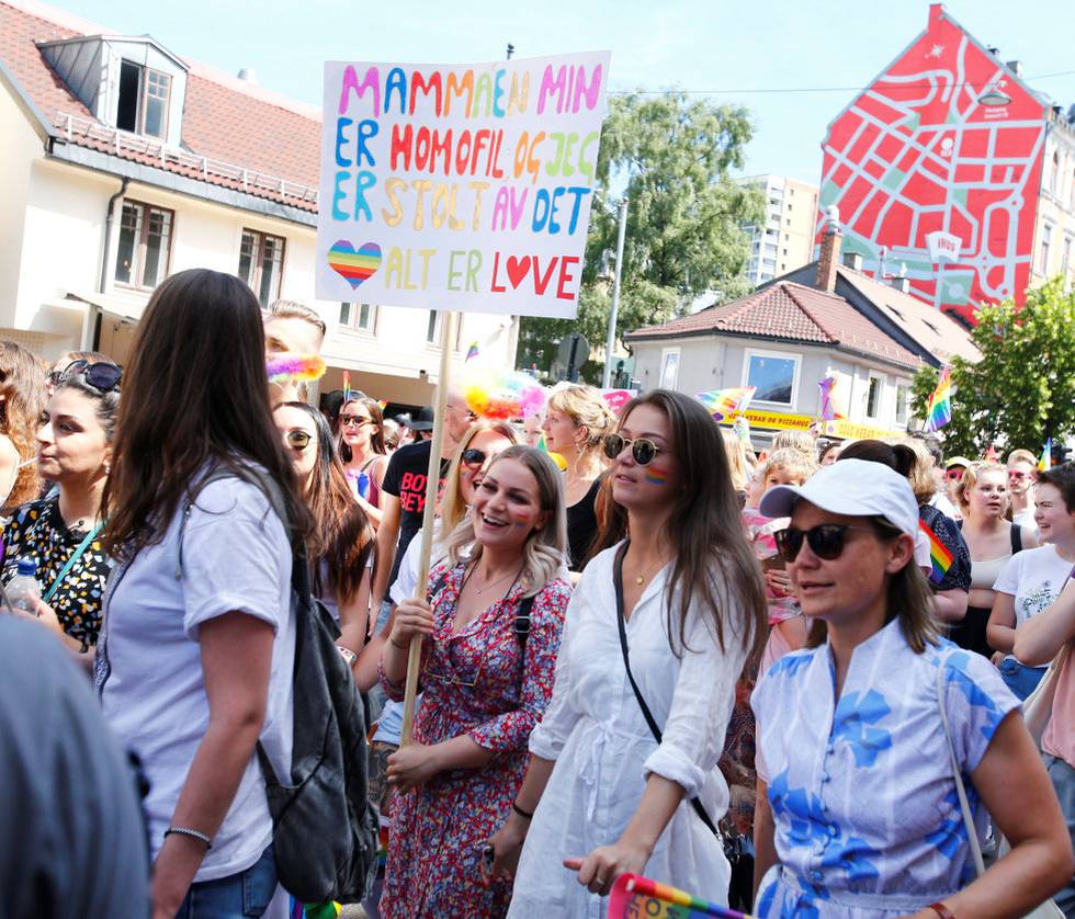 FOLKEPARADE: Årets Pride-parade fra Grønland til sentrum samlet, ifølge arrangørene, nesten 300.000 mennesker i Oslos gater lørdag. 