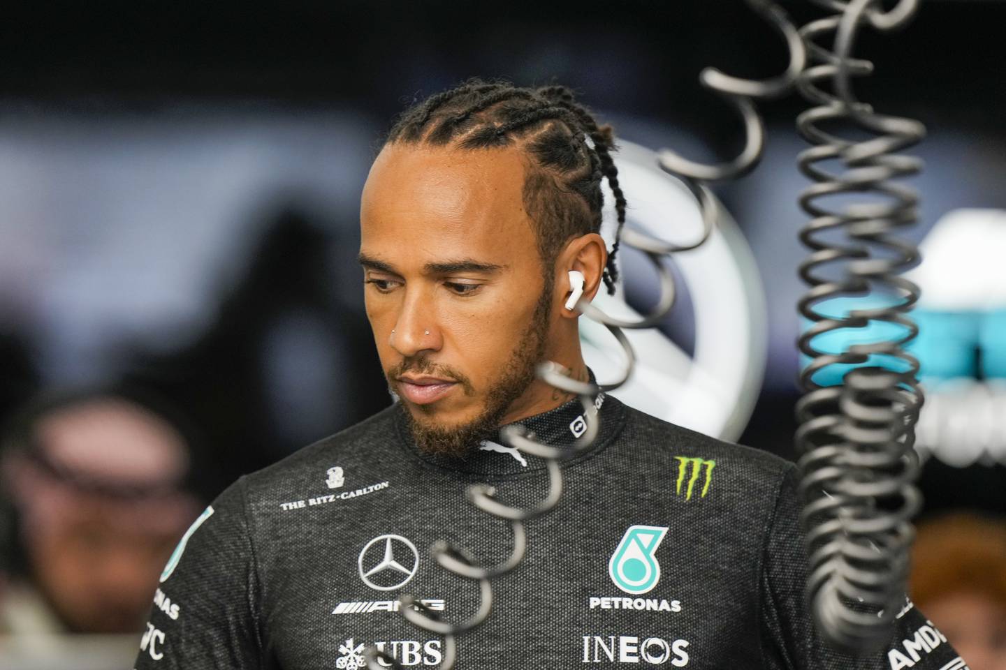 Lewis Hamilton har aldri sett en raskere bil enn årets Red Bull-bil i Formel 1. Foto: Luca Bruno / AP / NTB