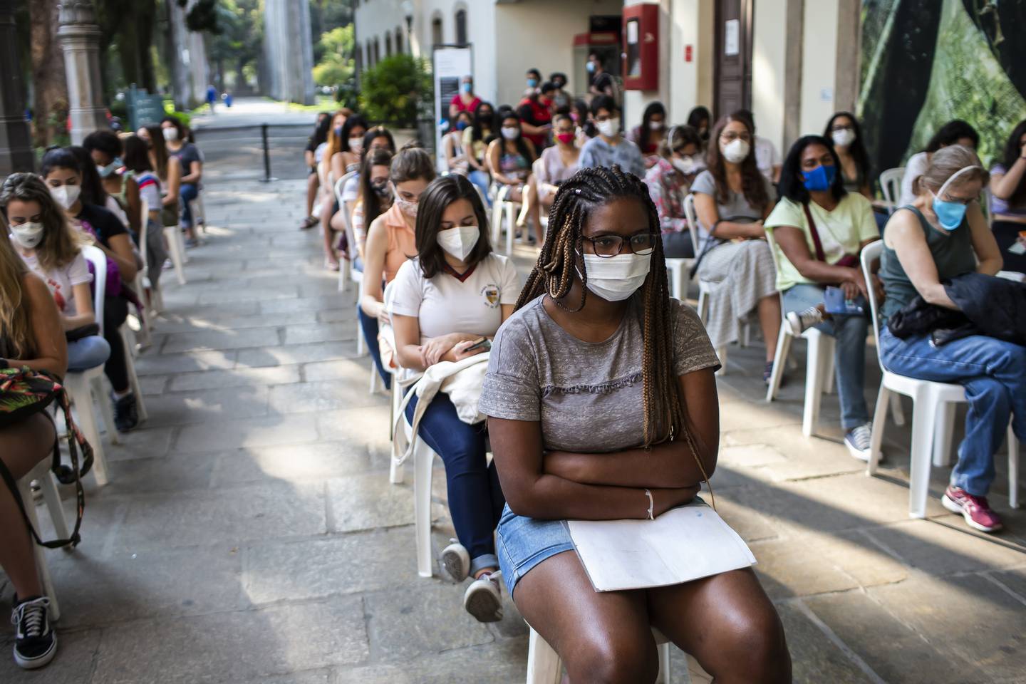 Sør-Amerika ble svært hardt rammet av pandemien, og fikk mange dødsfall i starten. Siden økte vaksineringsgraden betraktelig. Her sitter unge jenter i vaksinekø i Rio i Brasil i august 2021.