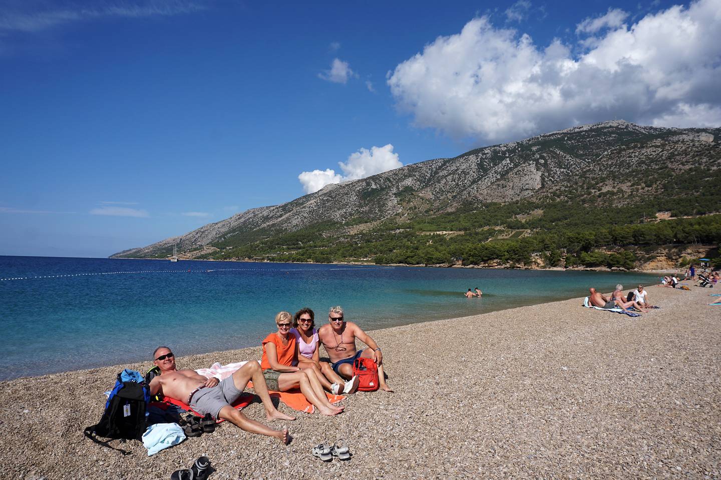 Tom Larsen, Hilde Løvlie, Hanne Grønn og Trygve Abry nyter sola på Zlatni Rat, Kroatias fineste strand. FOTO: CHRISTINE BAGLO
