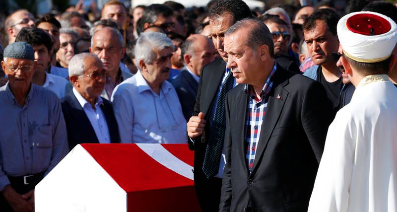 dødsstraff: Tyrkias president, Tayyip Erdogan, sier det kan bli aktuelt å gjeninnføre dødsstraff. Her fra Istanbul i går, der han deltok i begravelsen til flere av ofrene. FOTO: NTB SCANPIX