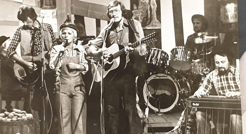Ottar Johansen og Lillian Askeland i «Landhandelen» med Country Snakes på 70-tallet. FOTO: TALENT