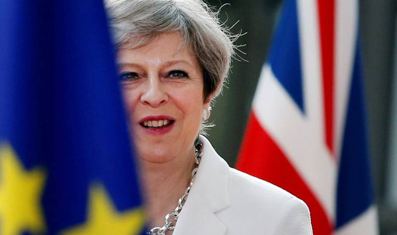 I SKVIS: Storbritannias statsminister må både tilfredsstille misfornøyde briter på hjemmebane og et styrket EU i            forhandlingene på mandag. Nå vil hun berolige EU-lederne om EU-borgernes framtid i Storbritannia.
FOTO: FRANCOIS LENOIR/NTB SCANPIX