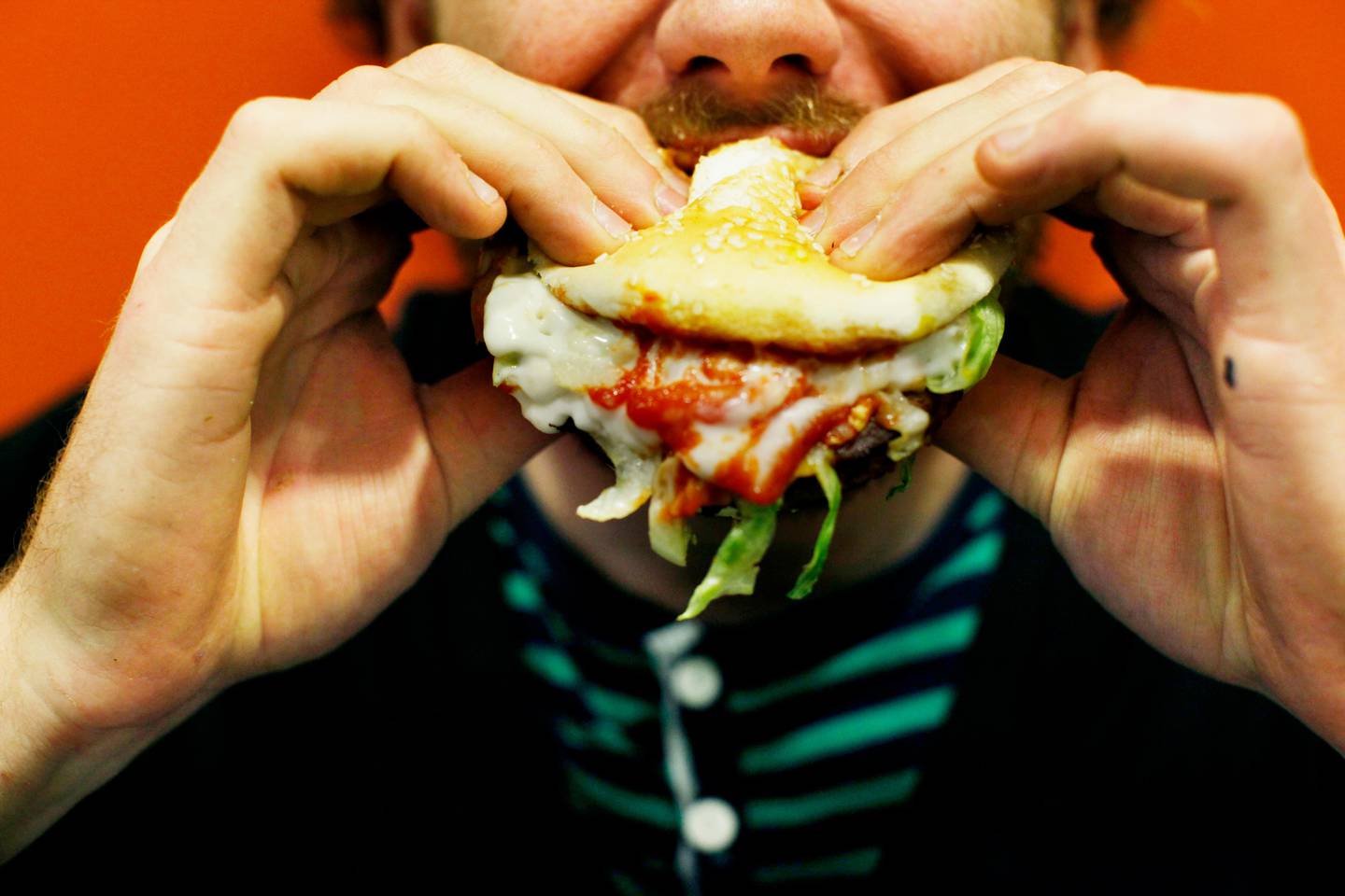 OSLO 20090527:
Fedme og fet mat. Hamburgere og chips er både populært, fett og junkfood. Usunt kosthold. Usunn. Mann med munnen full av hamburger.
Foto: Sara Johannessen / SCANPIX
NB! Modellklarert