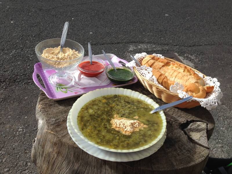 Vannkastanjesuppe med gofiomel, brød og mojo på restauranten i El Cercado.