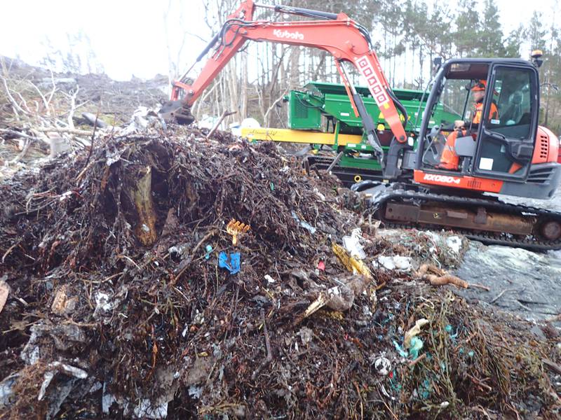 Tungt utstyr er blitt tatt i bruk for å fjerne store mengder med jord og plast i Kolavika.