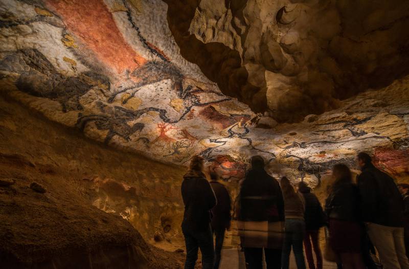 Grotten og hulemaleriene er gjenskapt i en nøyaktig kopi inne i museet. Det er rundt 2.000 figurer i de rundt 20.000 år gamle utsmykningene.