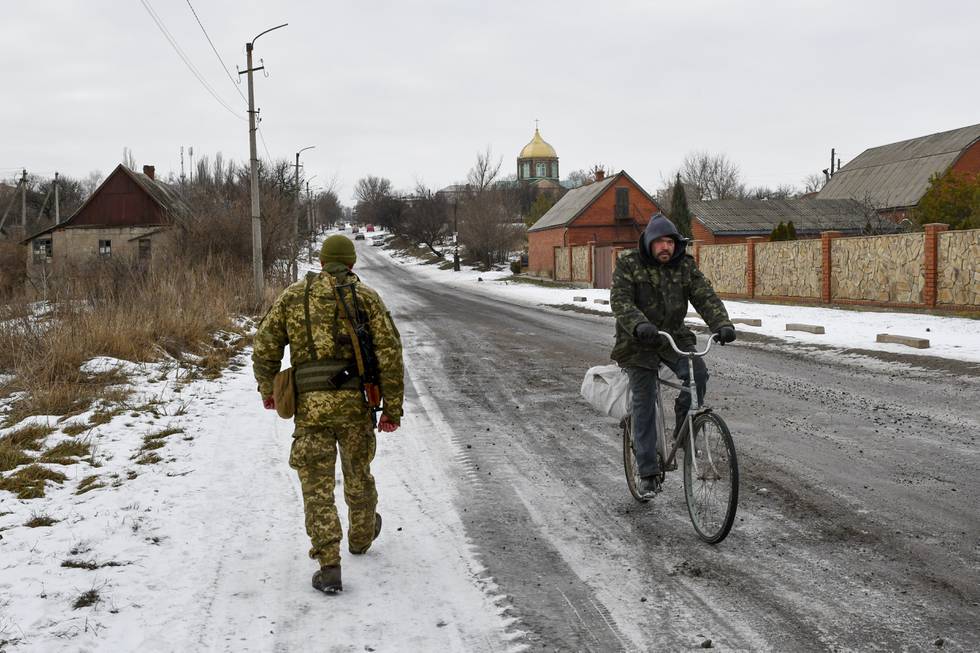 En ukrainsk tjenestemann patruljerer nær i Donetsk-regionen i Øst-Ukraina.