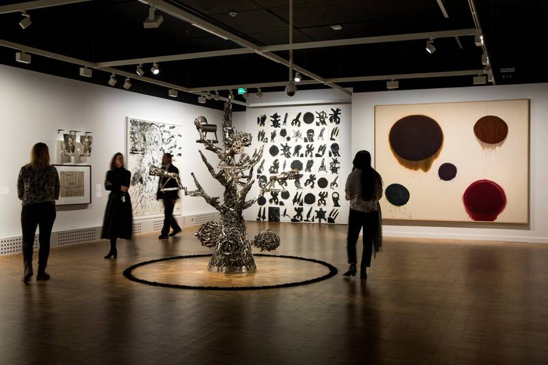 «Hode ved hode» er en flott utstilling som setter to engasjerende kunstnere, Lena Cronqvist og Per Inge Bjørlo sammen med Edvard Munch. Her fra salen med Bjørlo og Munchs arbeider, Bjørlos «Familien» (1991) til høyre.