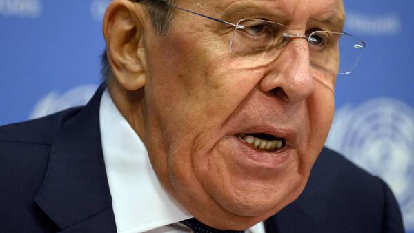 Lavrov til angrep: – De gjennomskuer «russofobien» deres