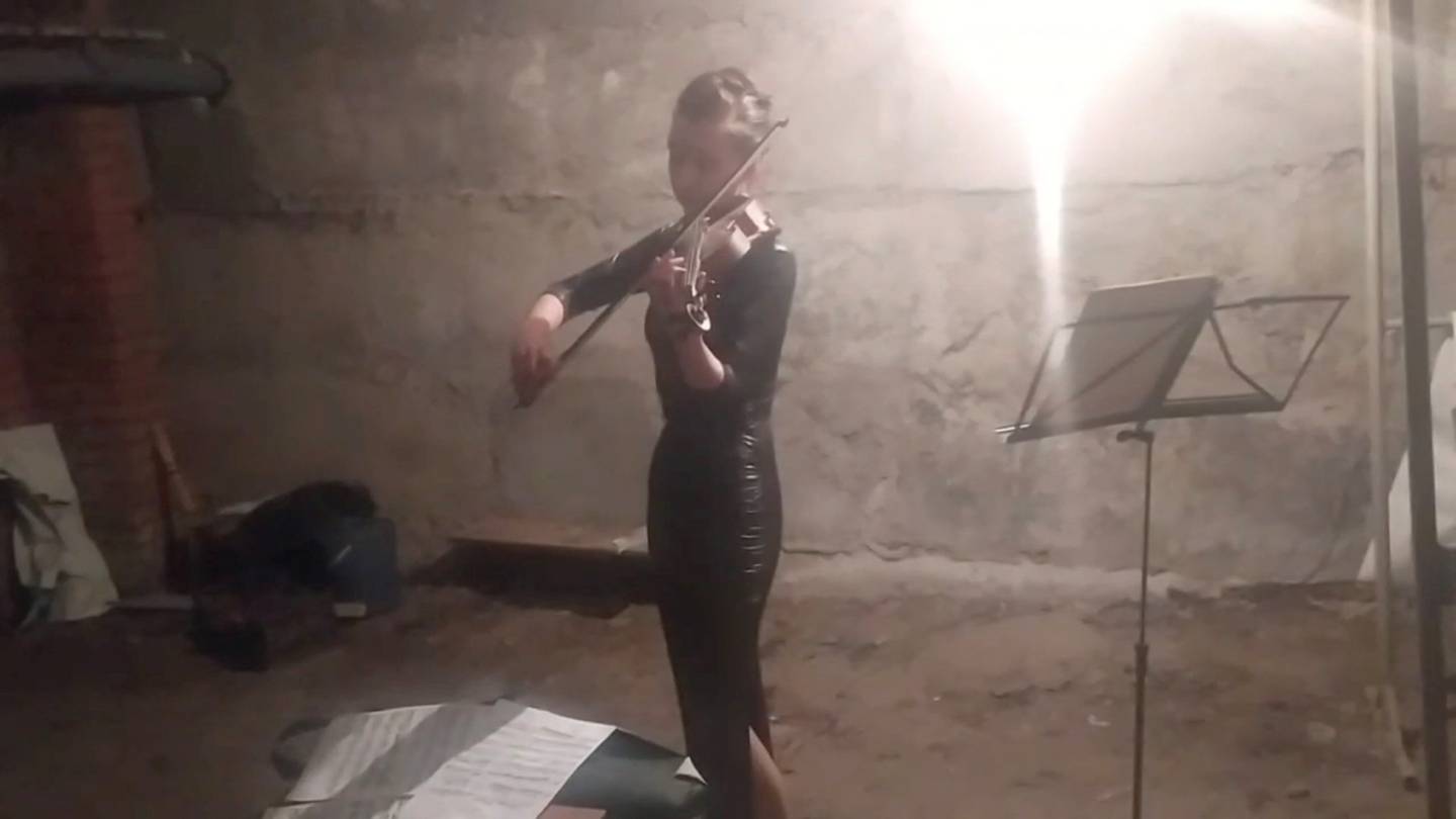 Vera Lytovchenko spiller for famile og naboer i kjellerenen de bruker som tilfluktsrom  hjemme i Kharkiv, og legger musikken ut på nett.