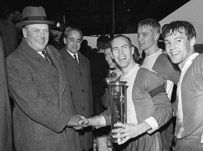 Lyns kaptein Andreas Morisbak får kongepokalen av kong Olav etter cupfinalen i 1968.