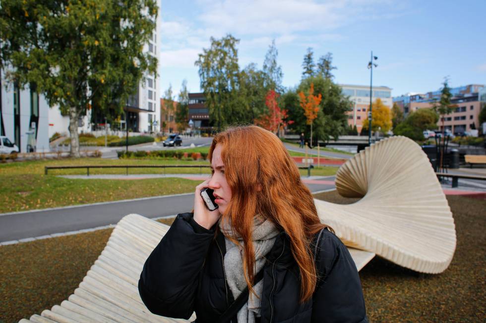 Oslo  20181001.
Illustrasjonsbilde av jente som snakker i mobiltelefonen. Modellklarert. Foto: Mia Oshiro Junge / NTB scanpix