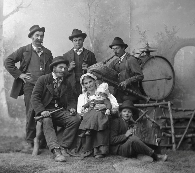 Italiensk musikergruppe ca. 1895 fotografert av den polsk-norske fotografen Ludwik Szacinski.