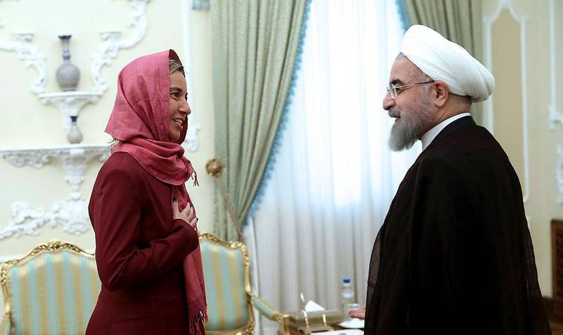 Offisielt møte: EUs utenrikssjef Federica Mogherini besøkte i går Iran for å følge opp den historiske atomavtalen fra 14. juli. Her med Irans president Hassan Rouhani. FOTO: NTB SCANPIX