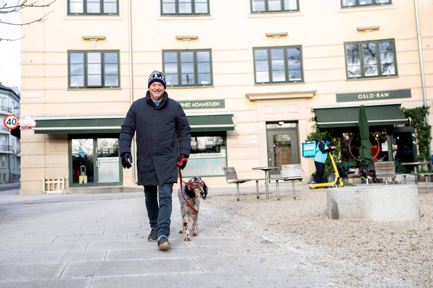 Byrådsleder Raymond Johansen elsker å gå tur med hunden.