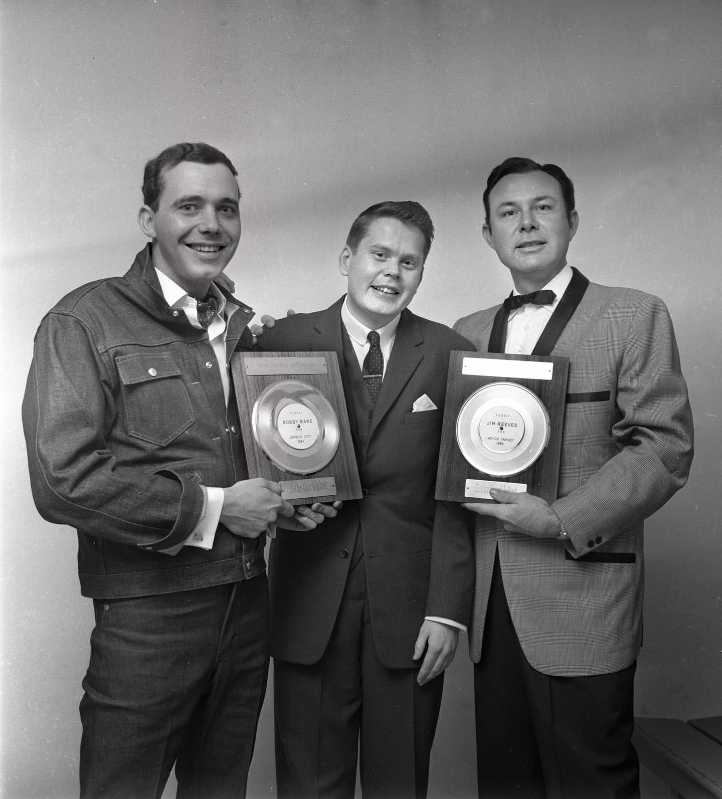 Erik Heyerdahl (i midten) deler ut Arbeiderbladets sølvplater til Jim Reeves og Bobby Bare for henholdsvis "Adios Amigo" og "Detroit City"