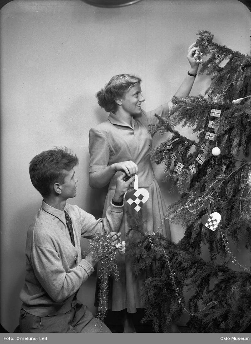 Juletreet pyntes i 1949.