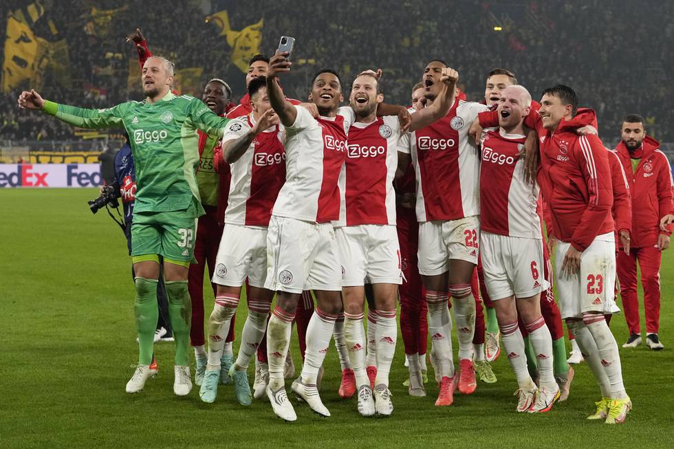 Ajax-spillerne feirer etter å ha sikret avansement i mesterligaen med 3-1-seier borte mot Borussia Dortmund. Foto: Martin Meissner, AP / NTB
