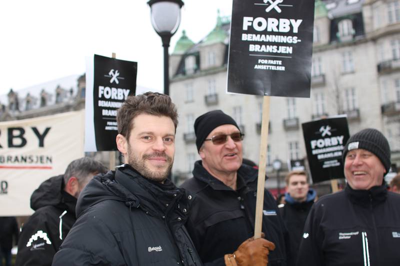 Rødt-leder Bjørnar Moxnes krever i likhet med LO-forbundene et forbud mot bemanningsbyråer på byggeplasser i Oslofjord-området. Hans parti har fremmet et forslag på Stortinget, men er avhengig av støtte fra KrF. 