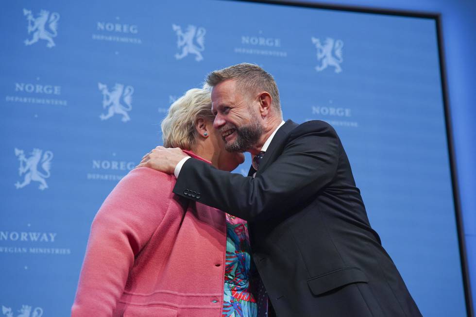 Statsminister Erna Solberg og helseminister Bent Høie gir hverandre en klem under pressekonferanse om koronasituasjonen.
Foto: Ali Zare / NTB