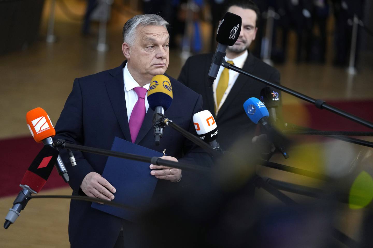 Ungarns statsminister Viktor Orban ga ingen nye signaler da han ankom EU-toppmøtet i Brussel torsdag. Foto: Virginia Mayo / AP / NTB