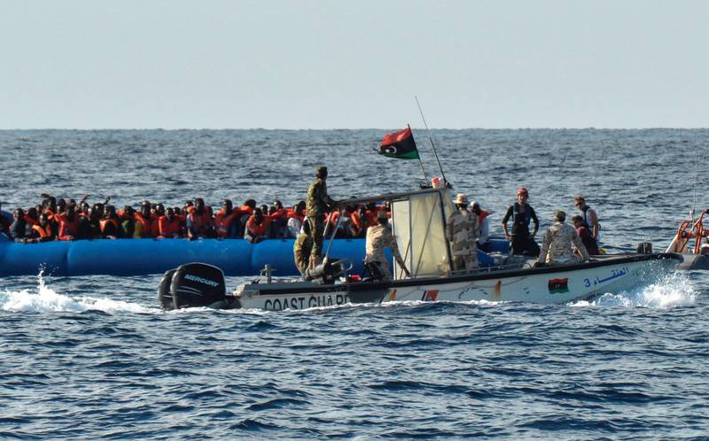 Her reddes flyktninger og migranter av libysk kystvakt. De fleste flykter nå sjøveien fra Libya til Italia. 