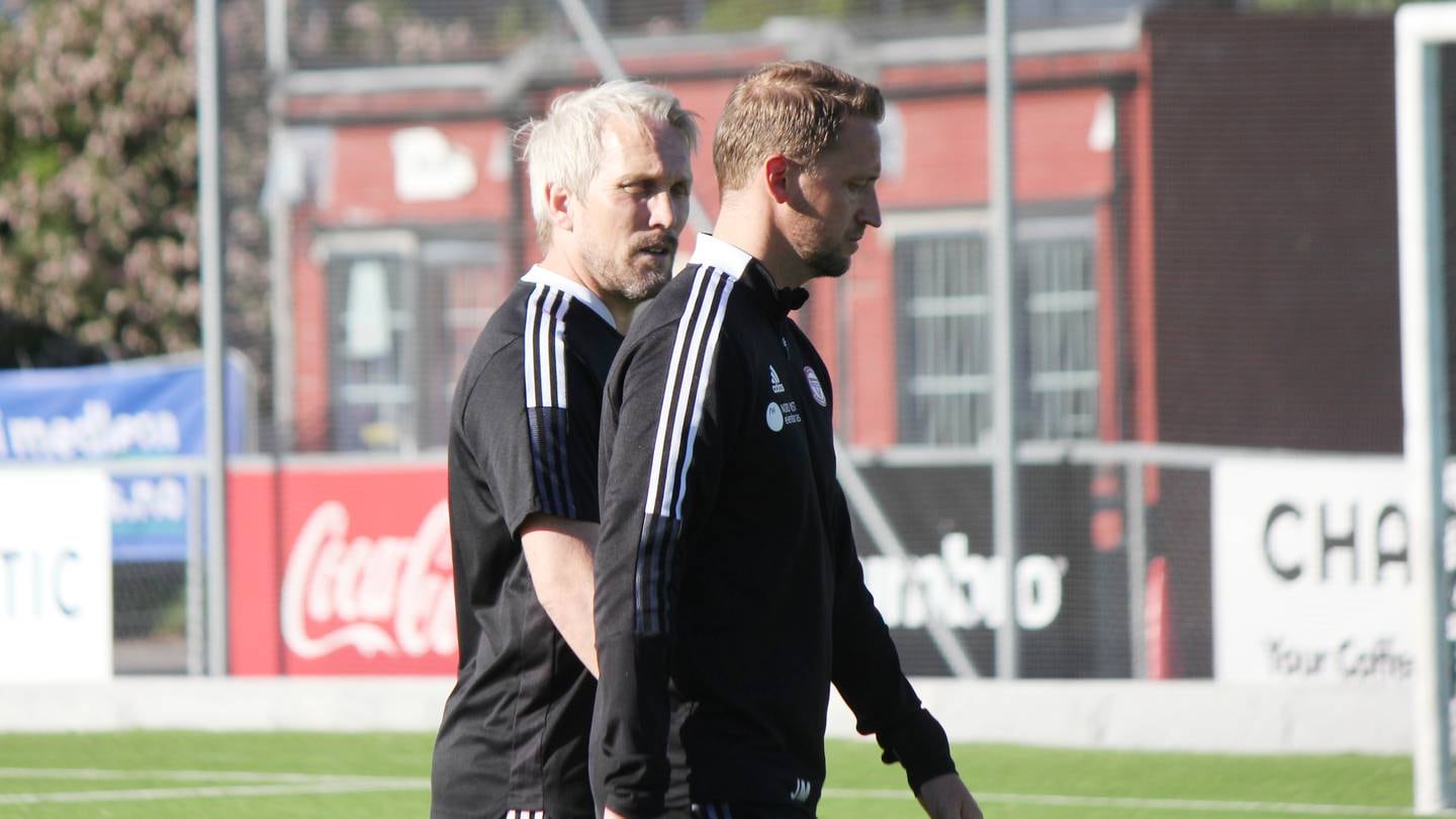 KFUM-trener Jørgen Isnes diskuterer med assistent Johannes Moesgaard på vei inn til pausen på Grorud Arctic Match lørdag.