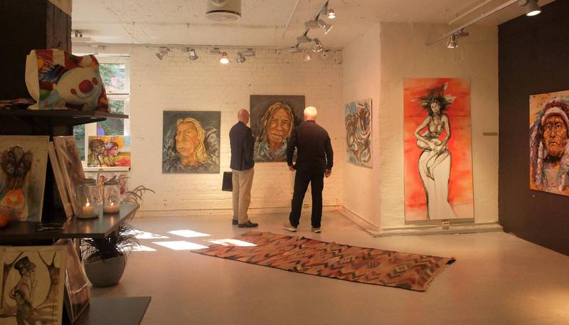Noen av kunstnerne tar oppdrag, om kunden ønsker seg tilpasninger etter personlig smak. På veggen er to av Rami Sadafis Jahn Teigen-portretter, og Verena Waddell står bak verket i høyre hjørne. I forgrunnen noen av de rimeligere objektene, som puter og småtrykk.