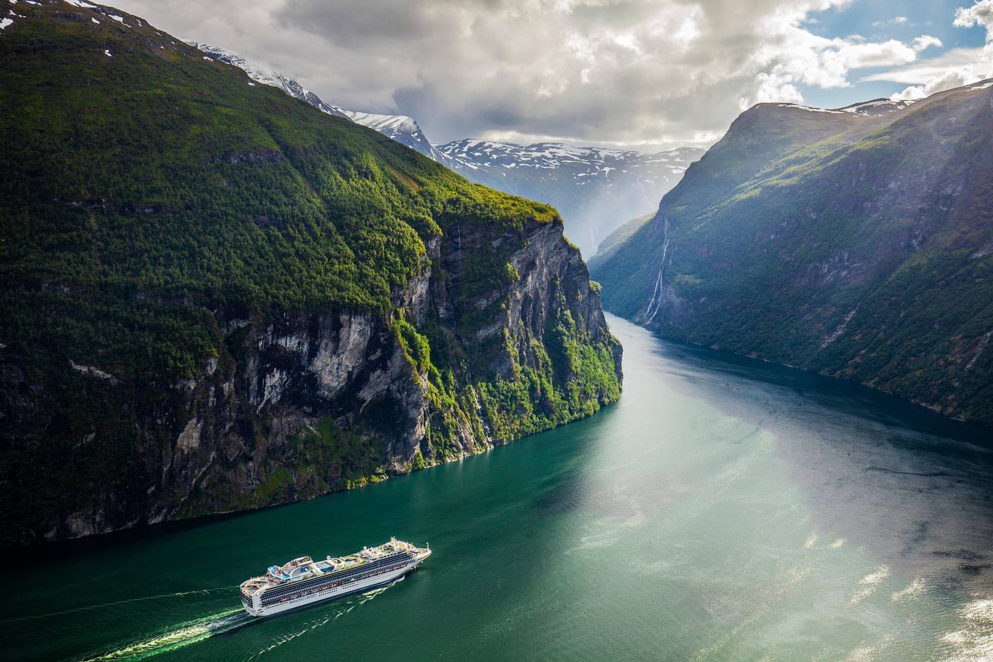 Geiranger 20180620
Cruiseskipet Sapphire Princess, eid av Princess Cruises, på vei ut Geirangerfjorden i Møre og Romsdal.
Foto: Halvard Alvik, NTB scanpix