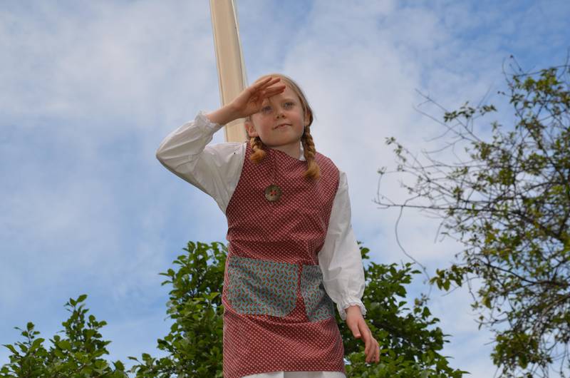 HENGER HØYT: Amanda Søderberg Knudsen (10) fra Kråkerøy, i rollen som Emils lillesøster Ida, må pent finne seg i en tur opp i flaggstanga. Der ser hun ut til å trives.