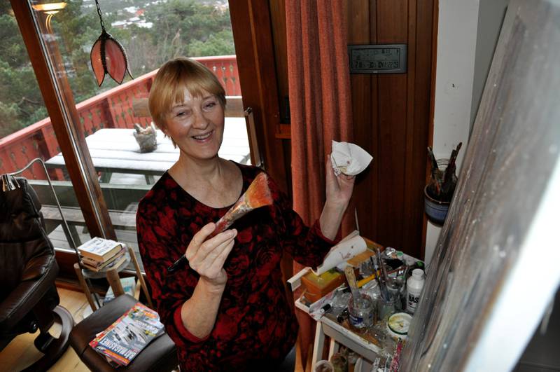 ARBEIDSMILJØ: Fra store stuevinduer med utsikt til Koster får Turid Eidnes (69) lyset hun liker å male i. 				ALLE FOTO: MARTIN NÆSS KRISTIANSEN